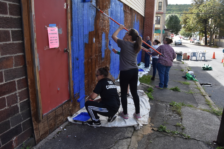 Photo of Coal Cracker Kids volunteers painting the side wall on B Street.